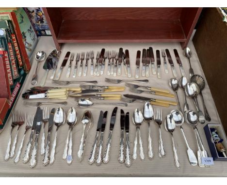 A LARGE ASSORTMENT OF FLATWARE TO INCLUDE SILVER PLATE ETC 