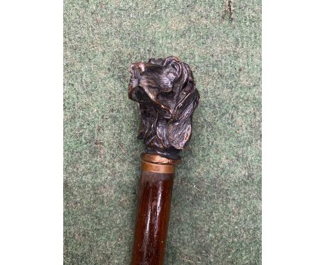 A VINTAGE WOODEN WALKING STICK WITH METAL DOG HEAD FINIAL 