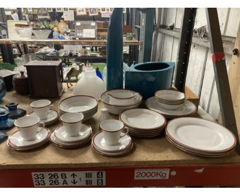 A BOOTS 'CAVENDISH' PART DINNER SERVICE TO INCLUDE VARIOUS SIZED PLATES AND BOWLS, CUPS, SAUCERS, SERVING BOWLS, SAUCE BOAT, 