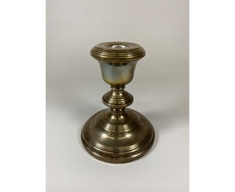 A HALLMARKED SILVER CANDLESTICK WITH WEIGHTED BASE, HEIGHT 13CM 
