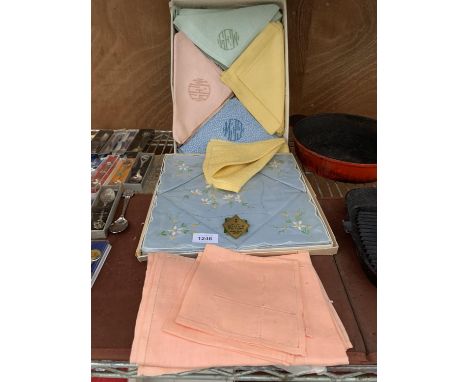 AN ASSORTMENT OF VINTAGE CLOTH NAPKINS AND TEA CLOTHS ETC 