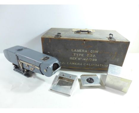 A WORLD WAR II/MID 20TH CENTURY TYPE G.22 CAMERA GUN, WITH AIR MINISTRY LABEL, HOUSED IN ITS ORIGINAL GREY PAINTED BOX 
