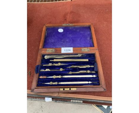 A VINTAGE WOODEN CASED DRAWING INSTRUMENT SET 