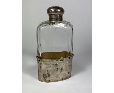 A GEORGE V HALLMARKED SILVER HIP FLASK, MARKS FOR WILLIAM HUTTON &amp; SONS, SHEFFIELD, 1926 