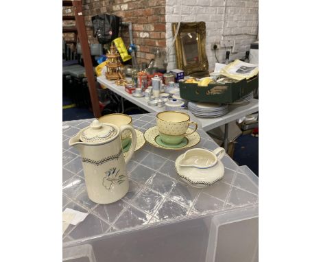 A GRAY'S POTTERY LIDDED JUG AND MILK JUG IN SUNBUFF PATTERN TOGETHER WITH TWO ART DECO CUPS AND SAUCERS 