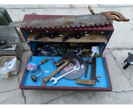 A VINTAGE WOODEN JOINERS CHEST WITH AN ASSORTMENT OF TOOLS TO INCLUDE A BRACE DRILL, SPANNERS AND A SAW ETC 