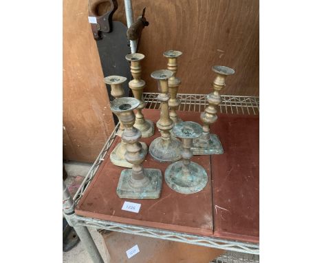 AN ASSORTMENT OF VINTAGE BRASS CANDLESTICKS 