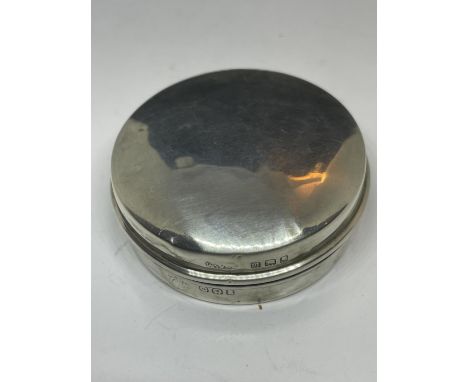 A HALLMARKED SILVER COMPACT/PILLBOX WITH MIRROR 