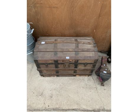 A VINTAGE WOODEN DOME TOPPED TRAVEL TRUNK WITH WOODEN BANDING AND METAL CLASPS 