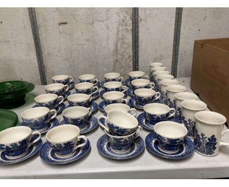A LARGE QUANTITY OF CHURCHILL WILLOW PATTERN CUPS, SAUCERS AND MUGS 
