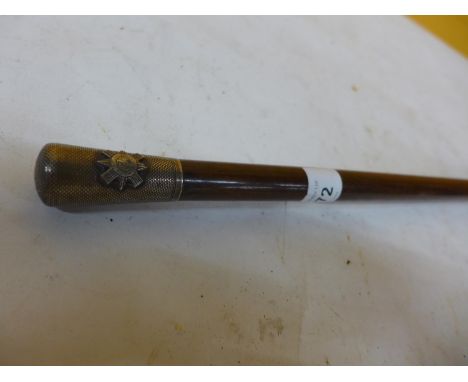 AN EARLY 20TH CENTURY OFFICERS ROYAL SCOTS GUARDS SWAGGER STICK, 91CM LONG WITH SILVER TOP 