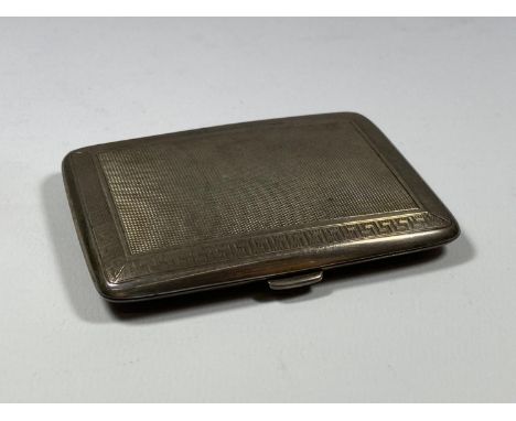 AN ART DECO HALLMARKED SILVER ENGINE TURNED CIGARETTE CASE, WEIGHT 97G 