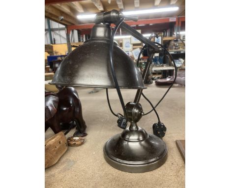 A HEAVY VINTAGE STYLE METAL ANGLE POISE LAMP 