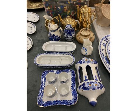 A QUANTITY OF CERAMICS TO INCLUDE A ROYAL WORCESTER GOLD COLOURED TEAPOT, COFFEE POT AND MILK JUG, BURLEIGHWARE BLUE AND WHIT