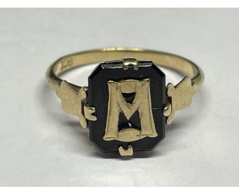 A 9 CARAT GOLD AND ONYX RING SIZE K 