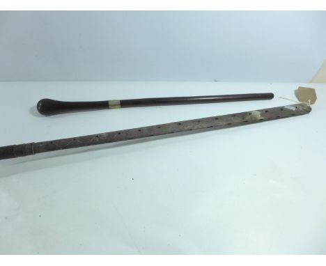 A LATE 19TH CENTURY HARDWOOD CLUB/SWAGGER STICK, 55CM LENGTH, WITH SILVER COLLAR, AFRICAN FISHING SPEAR (LACKING BARBS) LENGT