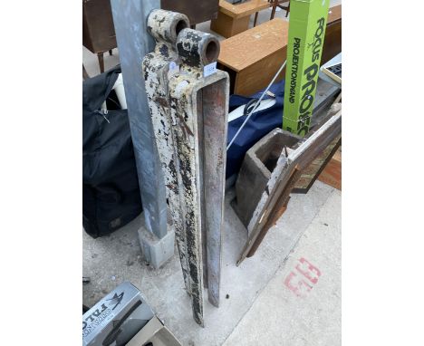 A PAIR OF HEAVY DUTY INDUSTRIAL GALVANISED GATE HINGES (L:140CM) 