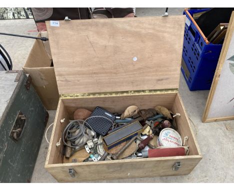 A VINTAGE WOODEN JOINERS CHEST WITH AN ASSORTMENT OF TOOLS TO INCLUDE A BRACE DRILL AND STILSENS ETC 