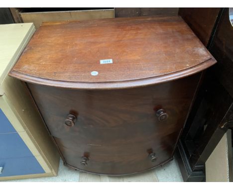 A VICTORIAN MAHOGANY CHEST COMMODE 