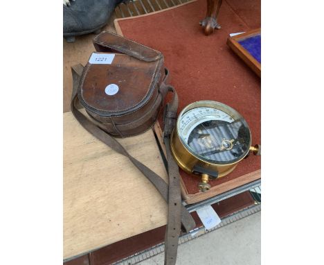 A VINTAGE UNIPIVOT GALVANOMETER BEARING THE NAME 'CAMBRIDGE INSTRUMENT CO. LTD' AND WITH LEATHER CARRY CASE 
