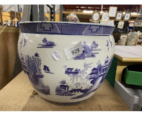 A LARGE BLUE AND WHITE ORIENTAL PLANTER HEIGHT 21CM, DIAMETER 26CM 
