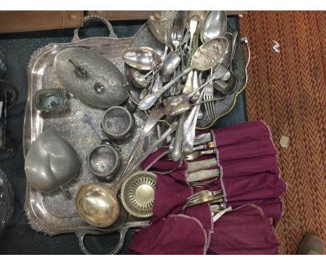 A QUANTITY OF SILVER PLATED ITEMS TO INCLUDE A TRAY, HANDLED BASKET BOWL, SALTS, ETC PLUS A LARGE AMOUNT OF VINTAGE FLATWARE 