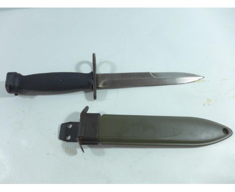 A UNITED STATES M4 BAYONET AND SCABBARD, 16.5CM BLADE 