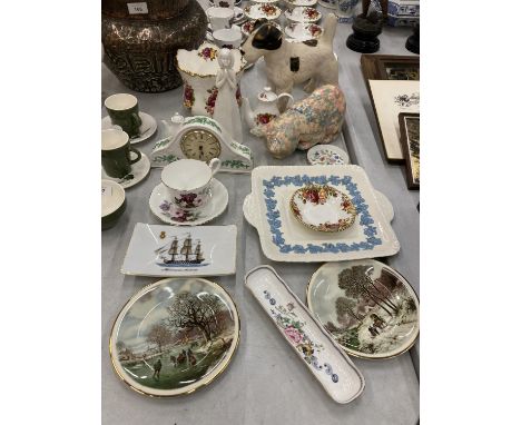 A QUANTITY OF CERAMIC ITEMS TO INCLUDE A WEDGWOOD SQUARE PLATE, AYNSLEY 'COTTAGE GREEN' MANTLE CLOCK, DOG AND CAT FIGURE, WAL