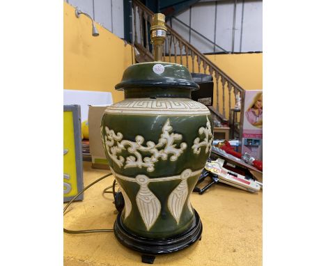 A LARGE ORIENTAL CHINESE GREEN AND WHITE CERAMIC TABLE LAMP ON WOODEN BASE 