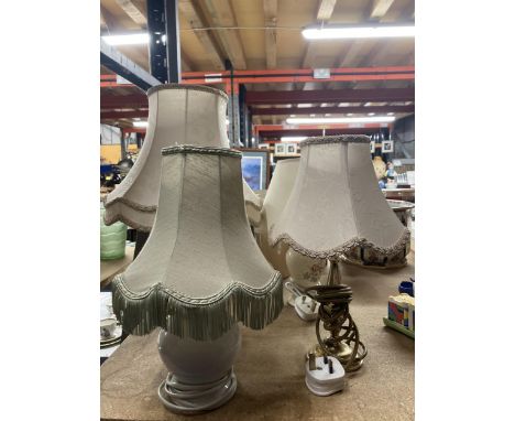 FOUR TABLE LAMPS TO INCLUDE TWO BRASS AND TWO CERAMIC 