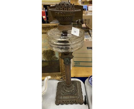 A VINTAGE BRASS CORINTHIAN COLUMN TABLE LAMP WITH CLEAR GLASS RESEVOIR 