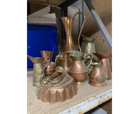 A QUANTITY OF BRASS AND COPPER ITEMS TO INCLUDE JUGS, A JELLY MOULD, BUGLE, ETC 