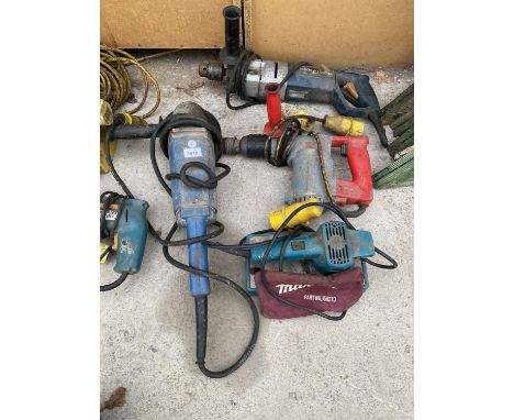 AN ASSORTMENT OF POWER TOOLS TO INCLUDE AN ANGLE GRINDER, A MAKITA SANDER AND TWO DRILLS ETC 