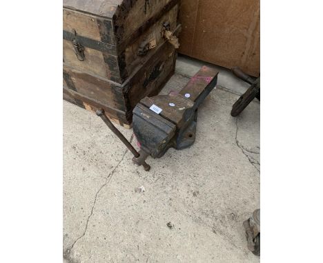 A VINTAGE RECORD NUMBER 6 BENCH VICE 