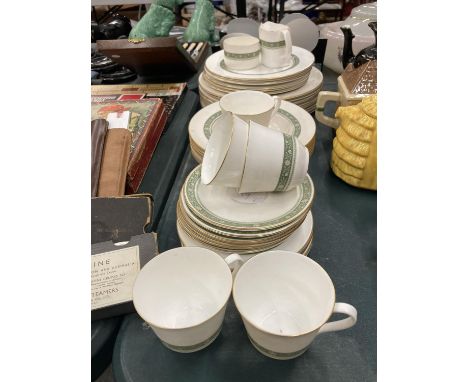 A ROYAL DOULTON 'RONDELAY' PART DINNER SERVICE TO INCLUDE VARIOUS SIZED PLATES, BOWLS, CUPS AND SAUCERS - APPROX 39 PIECES 