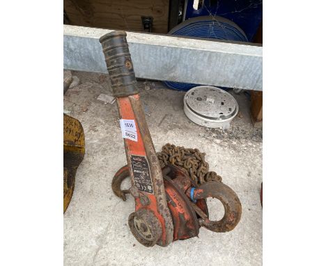 A HEAVY DUTY MANUAL WINCH 