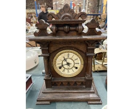 AN EDWARDIAN MAHOGANY CASED MANTLE CLOCK WITH COLUMN DETAIL - MISSING KEY AND PENDULUM 