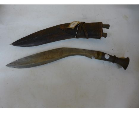 AN EARLY 20TH CENTURY KUKRI KNIFE AND SCABBARD, 36CM BLADE 