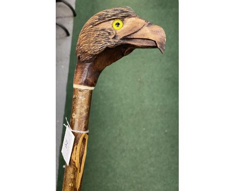 A VINTAGE WOODEN WALKING STICK WITH BIRD DESIGN HEAD 