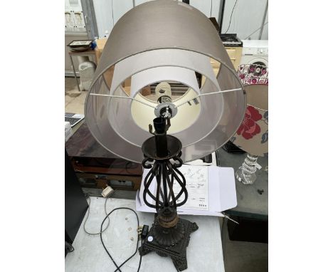 A DECORATIVE WROUGHT IRON TABLE LAMP 