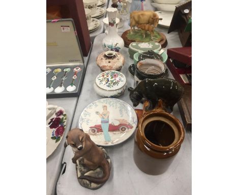 A QUANTITY OF CERAMIC ITEMS TO INCLUDE A LEONARDO COW AND CALF, CARLTONWARE PRESERVE POT, WEDGWOOD TRINKET BOX, AYNSLEY, OTTE