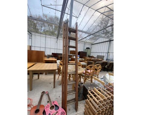 A VINTAGE THREE SECTION 27 RUNG EXTENDABLE LADDER 