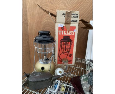 AN ASSORTMENT OF VINTAGE ITEMS TO INCLUDE A TILLEY LAMP COMPLETE WITH BOX, AND A PUMP ACTION OIL CAN ETC 
