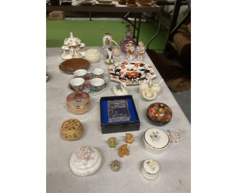 A MIXED LOT TO INCLUDE A COALPORT COTTAGE, PLATES, ANIMAL FIGURES, TRINKET BOXES, ETC 