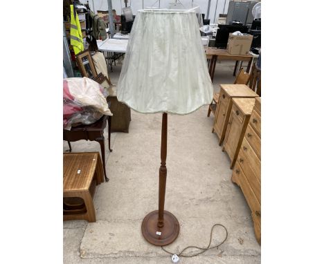 A MODERN STANDARD LAMP WTIH TURNED COLUMN COMPLETE WITH SHADE 