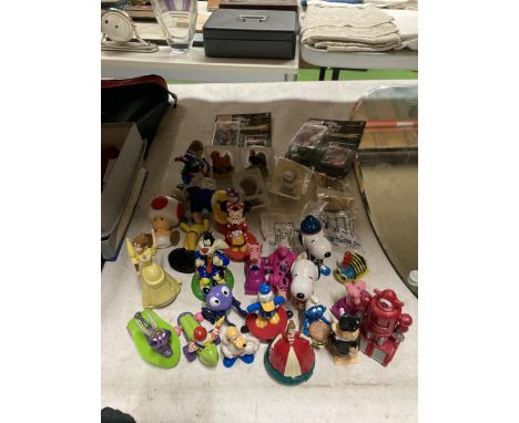 A COLLECTION OF MACDONALD'S AND BURGER KING TOYS TO INCLUDE SNOOPYS, DISNEY CHARACTERS, THE PINK PANTHER, ETC PLUS A QUANTITY