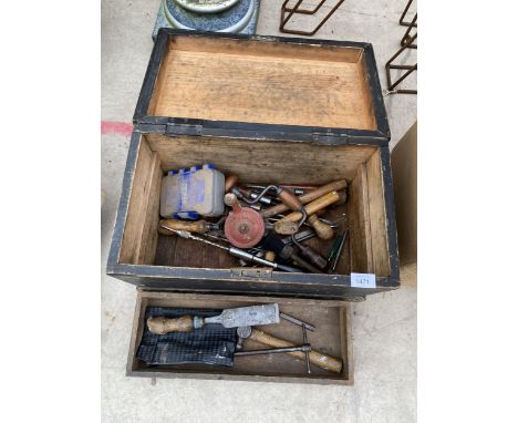 A VINTAGE WOODEN TOOL CHEST AND AN ASSORTMENT OF TOOLS TO INCLUDE CHISELS AND BRACE DRILLS ETC 