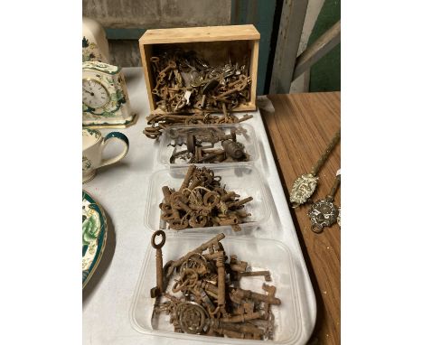A LARGE QUANTITY OF VINTAGE KEYS PLUS CORKSCREWS 