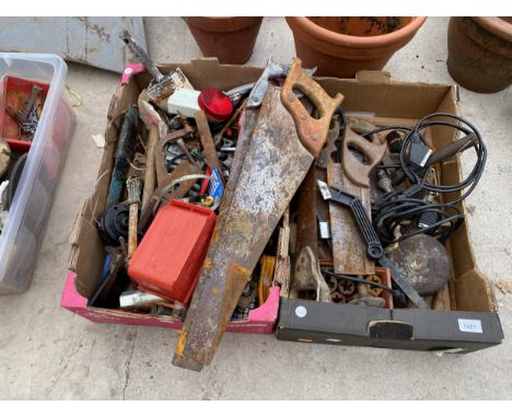 AN ASSORTMENT OF VINTAGE TOOLS TO INCLUDE SAWS AND TAPS ETC 
