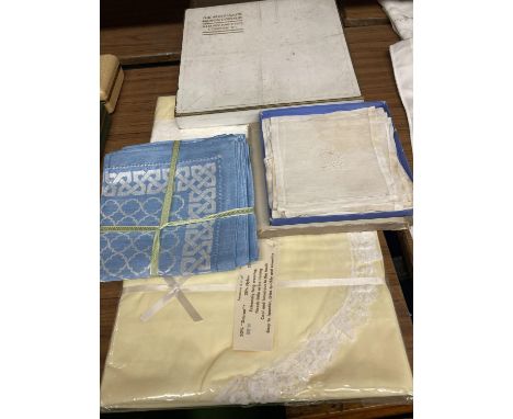 A QUANTITY OF VINTAGE LINEN, ETC TO INCLUDE IRISH TABLE DAMASK HANDKERCHIEFS, THE WHITE HOUSE, MAISON L GIRAUD, LONDON BOXED 